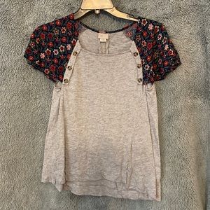 Anthropologie Womens Amberly Hi Lo Top Gray Floral Short Sleeve Buttons Boho XXS